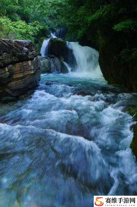 探索“两峰夹小溪地湿又无泥的用法”在山水画中的应用