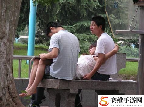 两男一女一个一个摸上线，网友表示：“这太有趣了！”