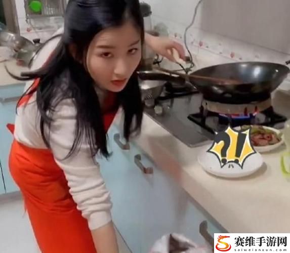 老赵抱着儿媳在厨房做饭，网友感叹：家庭的温暖比任何美食更让人感动